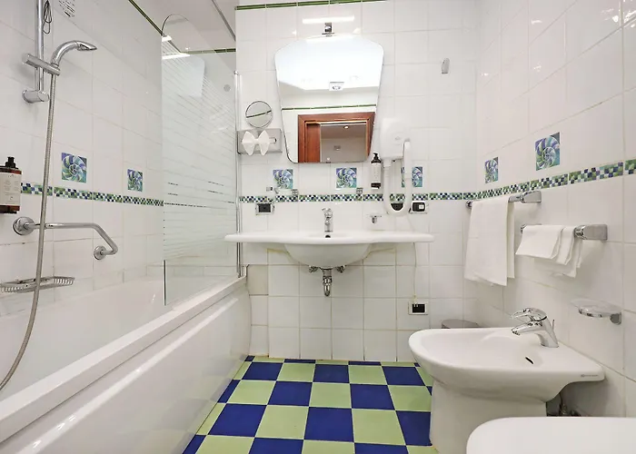 Corot Hotel 3*